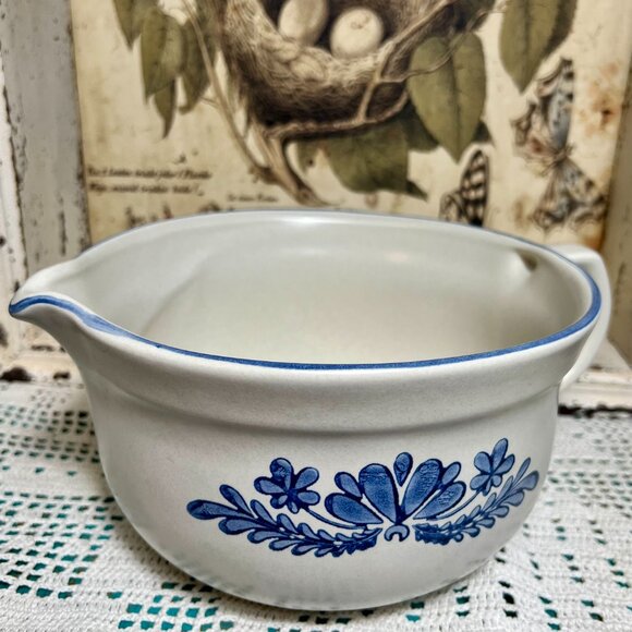Pfaltzgraff Yorktowne 2 1/2 qt. Stoneware Batter Bowl with Pour Spout - Pfaltzgr - Picture 3 of 8